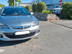 Silber Gebraucht 2013 Opel Astra GTC Kleinwagen | 6.999 €