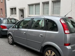 Grau Gebraucht 2004 Opel Meriva Van / Kleinbus | 1.985 € (Teuer)