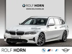 Weiß Gebraucht 2022 BMW 320e Sport Line Kombi | 27.720 € (Fairer Preis)