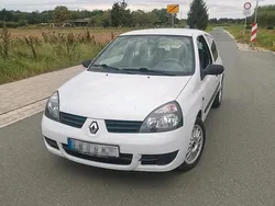 Weiß Gebraucht 2002 Renault Clio II Kleinwagen | 2.100 €