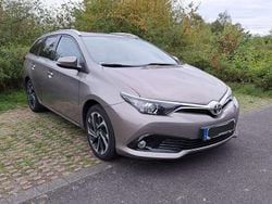 Braun Gebraucht 2016 Toyota Auris Comfort Limousine | 9.900 € (Fairer Preis)