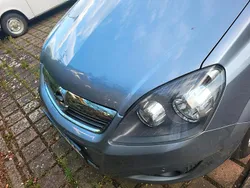 Grau Gebraucht 2011 Opel Zafira Van / Kleinbus | 3.599 € (Fairer Preis)