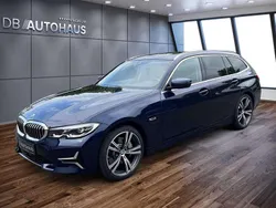 Blau Gebraucht 2022 BMW 330e Luxury Line Kombi | 33.930 € (Etwas zu teuer)