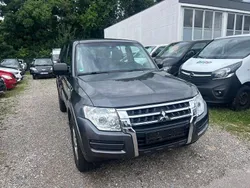 Grau Gebraucht 2015 Mitsubishi Pajero Basis SUV | 16.900 € (Fairer Preis)