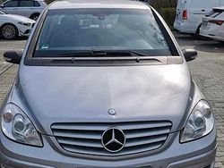 Grau Gebraucht 2007 Mercedes 180 Limousine | 2.100 € (Superpreis)