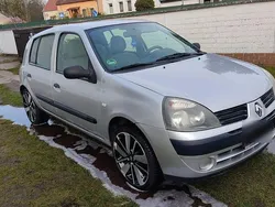 Silber Gebraucht 2005 Renault Clio II Campus Limousine | 799 € (Etwas zu teuer)