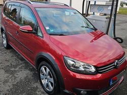 Rot Gebraucht 2013 VW Touran Cross Van / Kleinbus | 7.800 € (Fairer Preis)