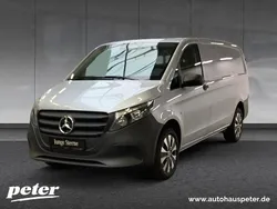 Silber hightechsilber metallic Gebraucht 2024 Mercedes Vito Van / Kleinbus | 39.211 € (Teuer)