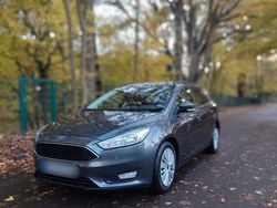 Grau Gebraucht 2016 Ford Focus Business Edition Kombi | 6.600 € (Fairer Preis)