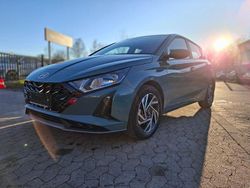 Grün Neu 2025 Hyundai i20 Trend Limousine | 21.950 € (Etwas zu teuer)