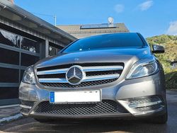 Grau Gebraucht 2012 Mercedes B200 Van / Kleinbus | 12.990 € (Fairer Preis)