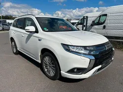 Weiß Gebraucht 2019 Mitsubishi Outlander P-HEV Basis SUV | 11.990 €