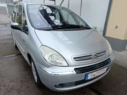 Grau Gebraucht 2005 Citroën Xsara Picasso Exclusive Van / Kleinbus | 3.899 € (Teuer)