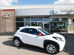 Schneeweiß Gebraucht 2022 Toyota Aygo X-play Kleinwagen | 11.360 € (Guter Preis)