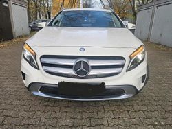 Weiß Gebraucht 2016 Mercedes 200 Limousine | 11.750 €