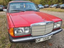 Rot Gebraucht 1974 Mercedes 240 Limousine | 3.800 €