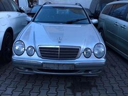Silber Gebraucht 2001 Mercedes E220 Kombi | 1.700 €