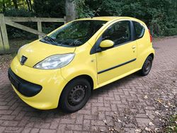 Gelb Gebraucht 2006 Peugeot 107 Kleinwagen | 850 € (Fairer Preis)
