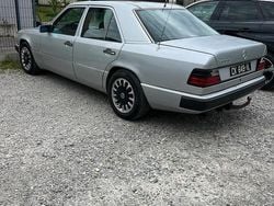 Silber Gebraucht 1989 Mercedes E300 Limousine | 2.900 €