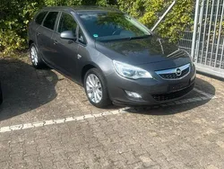 Grau Gebraucht 2012 Opel Astra Kombi | 6.900 € (Etwas zu teuer)