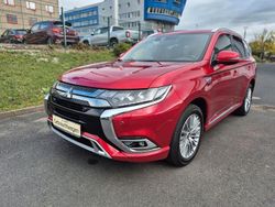 Rot Gebraucht 2021 Mitsubishi Outlander P-HEV Top SUV | 25.990 € (Fairer Preis)