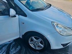 Weiß Gebraucht 2010 Opel Corsa Kleinwagen | 2.400 €
