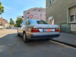 Grau Gebraucht 1993 Mercedes E200 Limousine | 8.000 €