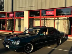 Grün Gebraucht 1998 Mercedes E240 Limousine | 4.800 €