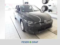 Grau Gebraucht 2024 VW Golf VIII Life Limousine | 24.240 € (Guter Preis)