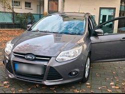 Grau Gebraucht 2011 Ford Focus Kombi | 3.800 € (Fairer Preis)