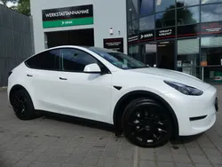 Sonderlackierung perlweiß Gebraucht 2024 Tesla Model Y Performance SUV | 40.800 € (Superpreis)