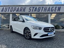 Weiß Gebraucht 2021 Mercedes B180 Style Van / Kleinbus | 18.990 € (Fairer Preis)