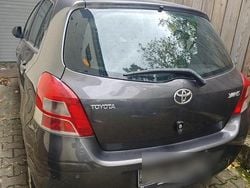 Grau Gebraucht 2011 Toyota Yaris Kleinwagen | 2.500 € (Guter Preis)