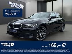Schwarz / saphirschwarz (metallic) Gebraucht 2022 BMW 330e Sport Line Kombi | 27.250 € (Superpreis)