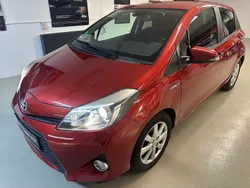 Rot Gebraucht 2014 Toyota Yaris Hybrid Edition Limousine | 7.990 € (Fairer Preis)
