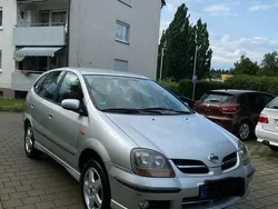 Grau Gebraucht 2002 Nissan Almera Tino Van / Kleinbus | 2.500 €