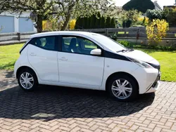 Weiß Gebraucht 2015 Toyota Aygo Kleinwagen | 7.400 € (Fairer Preis)