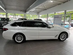 Mineralweiss (metallic) Gebraucht 2023 BMW 520 Sport Line Kombi | 37.950 € (Fairer Preis)