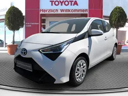 Weiß Gebraucht 2021 Toyota Aygo X-play Kleinwagen | 9.520 € (Fairer Preis)