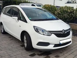 Weiß Gebraucht 2018 Opel Zafira Tourer Van / Kleinbus | 15.490 € (Etwas zu teuer)