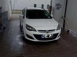 Weiß Gebraucht 2014 Opel Astra Edition Kombi | 3.600 € (Etwas zu teuer)