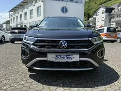 Schwarz (deep black perleffekt) Gebraucht 2024 VW T-Roc Move SUV | 25.769 € (Fairer Preis)
