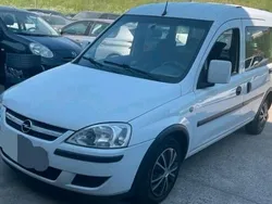Weiß Gebraucht 2011 Opel Combo Business Van / Kleinbus | 4.999 € (Teuer)