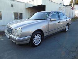 Beige Gebraucht 1996 Mercedes E200 Elegance Limousine | 2.590 € (Fairer Preis)