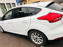 Weiß Gebraucht 2017 Ford Focus Limousine | 9.000 €