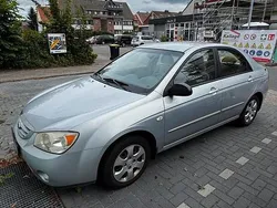 Silber Gebraucht 2004 Kia Cerato Limousine | 3.990 €