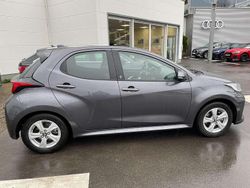 Grau Gebraucht 2022 Toyota Yaris Hybrid Comfort Limousine | 16.900 € (Superpreis)