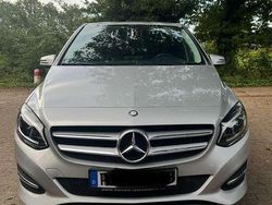 Grau Gebraucht 2015 Mercedes B180 Van / Kleinbus | 16.500 € (Fairer Preis)