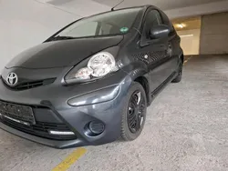 Grün Gebraucht 2013 Toyota Aygo Connect Style Kleinwagen | 3.400 € (Fairer Preis)