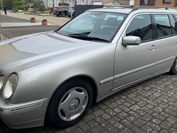 Silber Gebraucht 2001 Mercedes E240 Avantgarde Kombi | 4.500 €